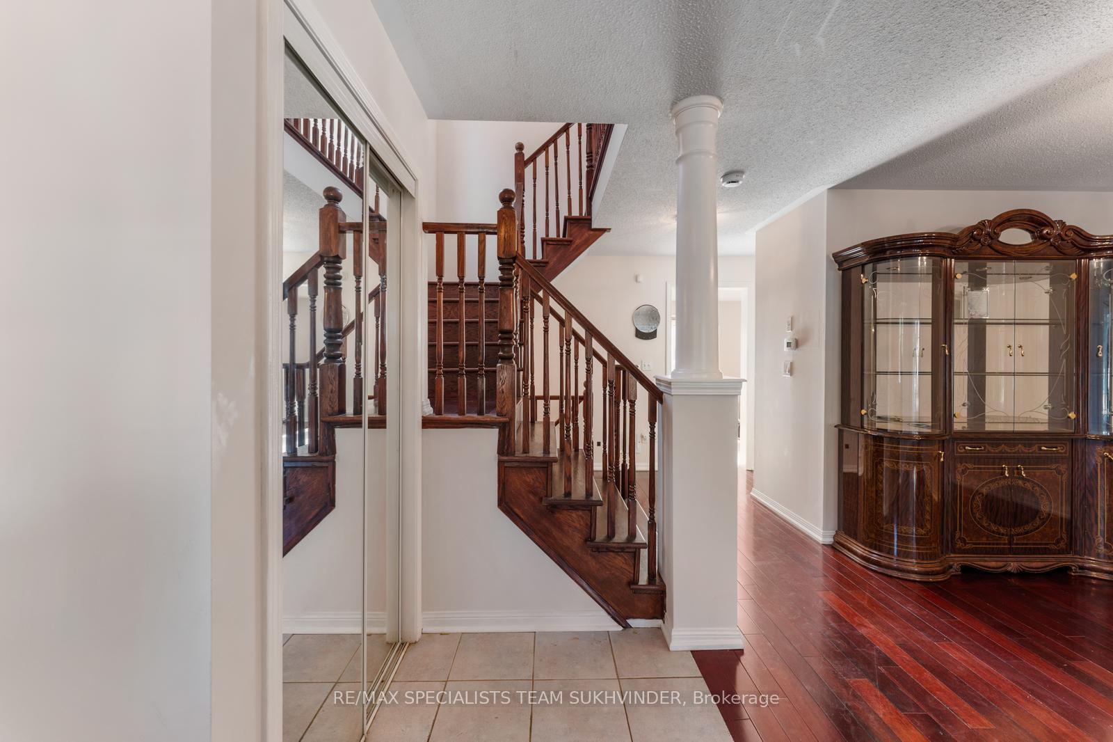 Photo 8 of 14 Tower Bridge Crescent, Markham, Berczy — HOMEH