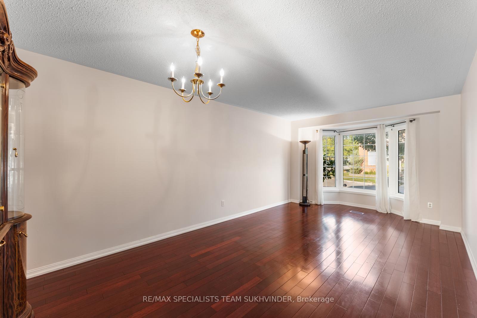Photo 9 of 14 Tower Bridge Crescent, Markham, Berczy — HOMEH