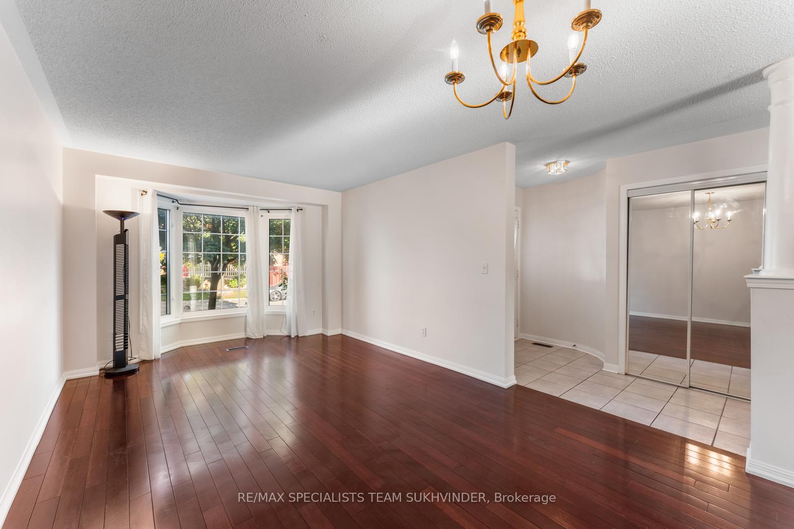 Photo 10 of 14 Tower Bridge Crescent, Markham, Berczy — HOMEH