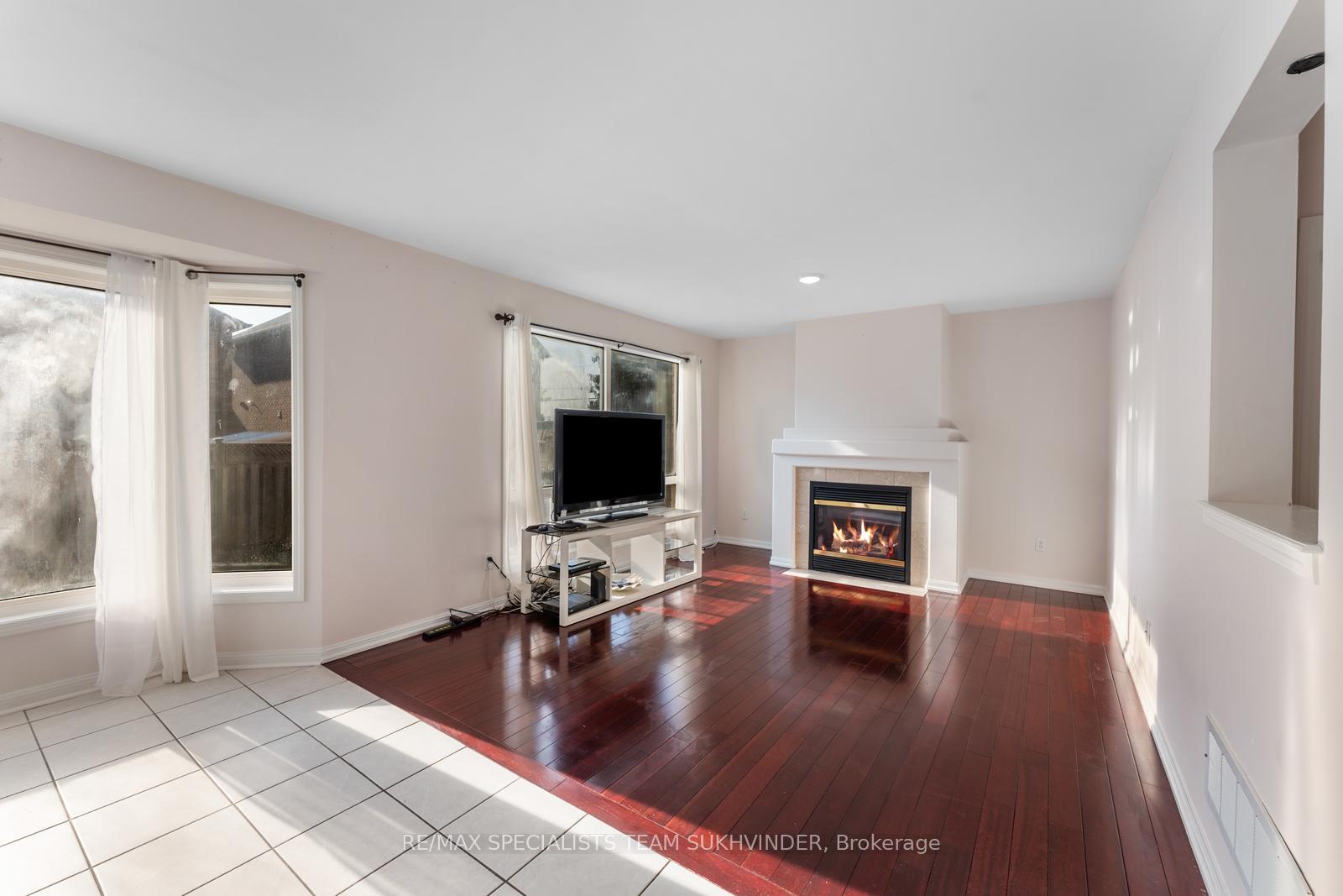 Photo 12 of 14 Tower Bridge Crescent, Markham, Berczy — HOMEH