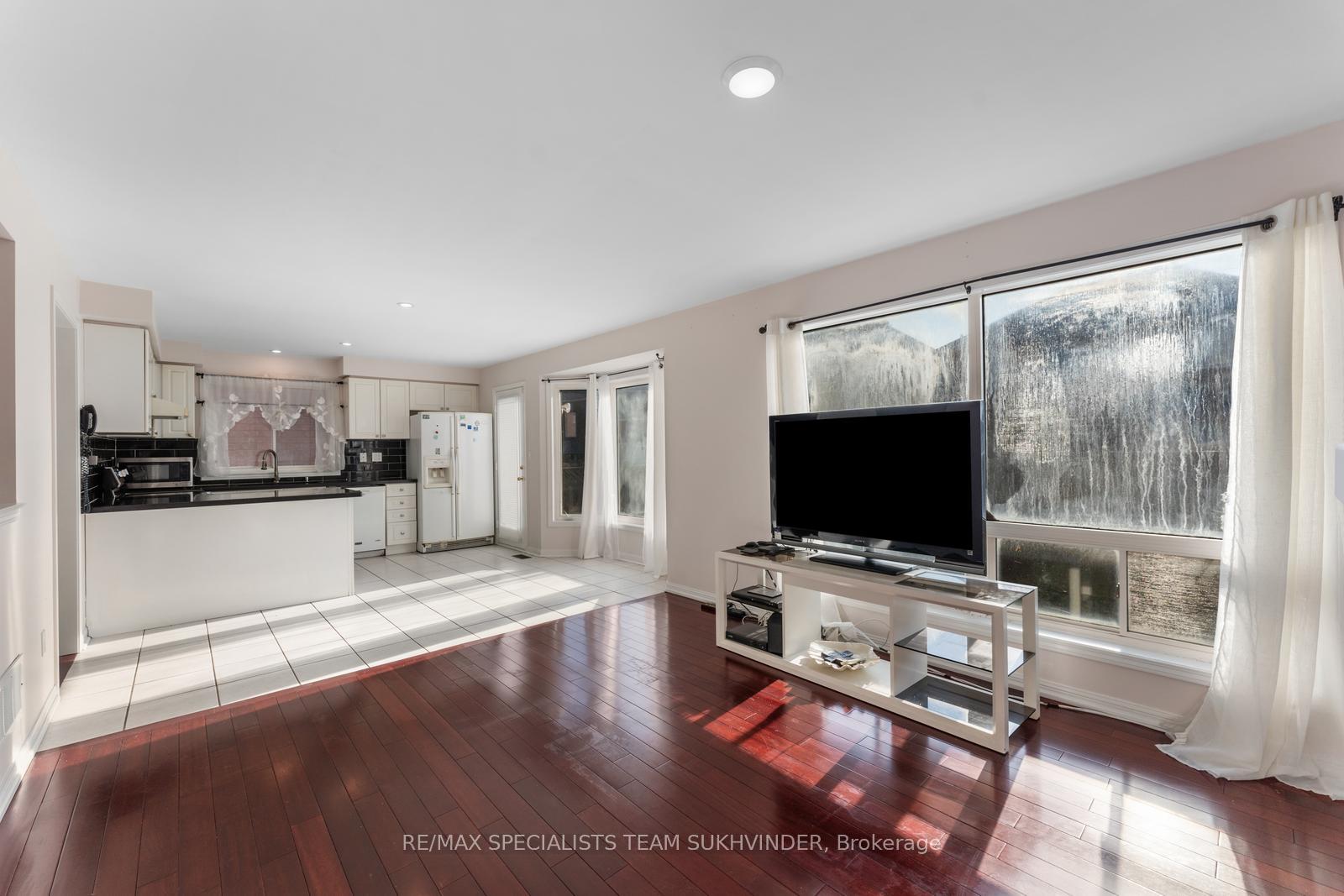 Photo 13 of 14 Tower Bridge Crescent, Markham, Berczy — HOMEH