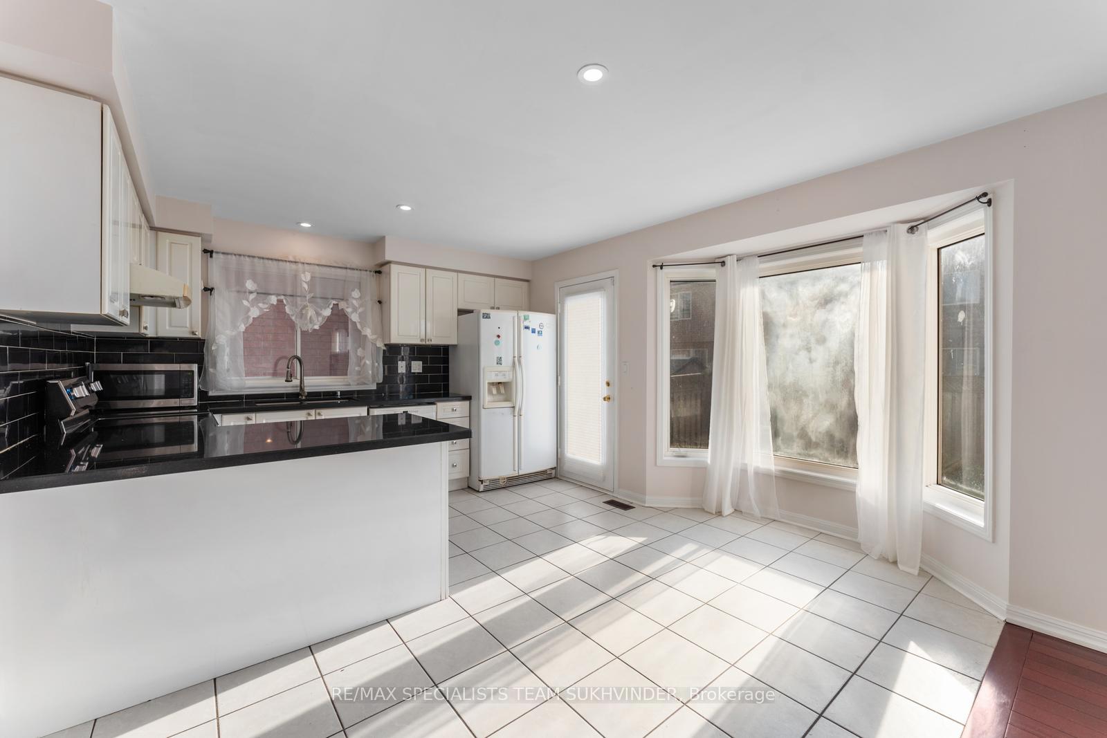 Photo 15 of 14 Tower Bridge Crescent, Markham, Berczy — HOMEH