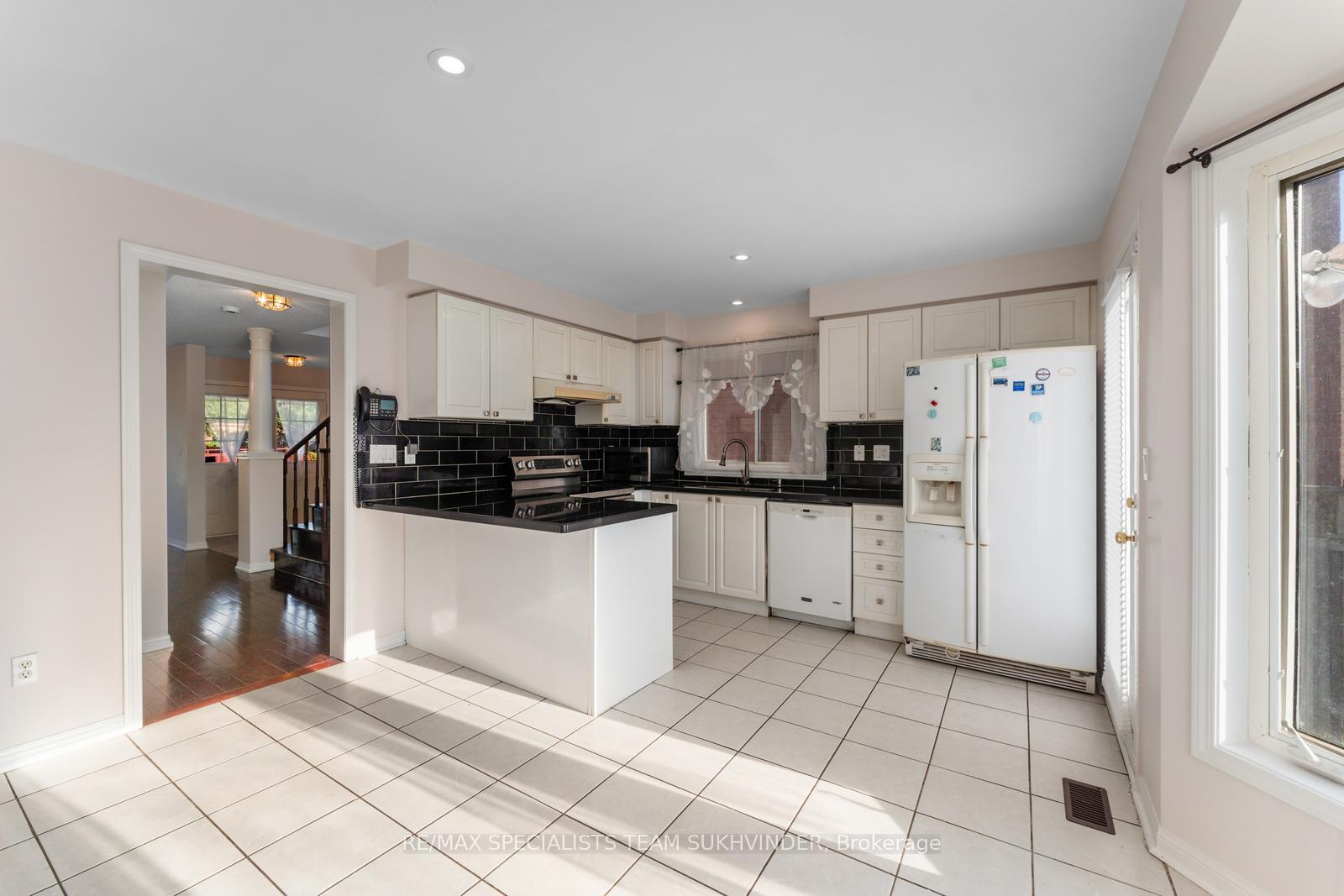Photo 16 of 14 Tower Bridge Crescent, Markham, Berczy — HOMEH