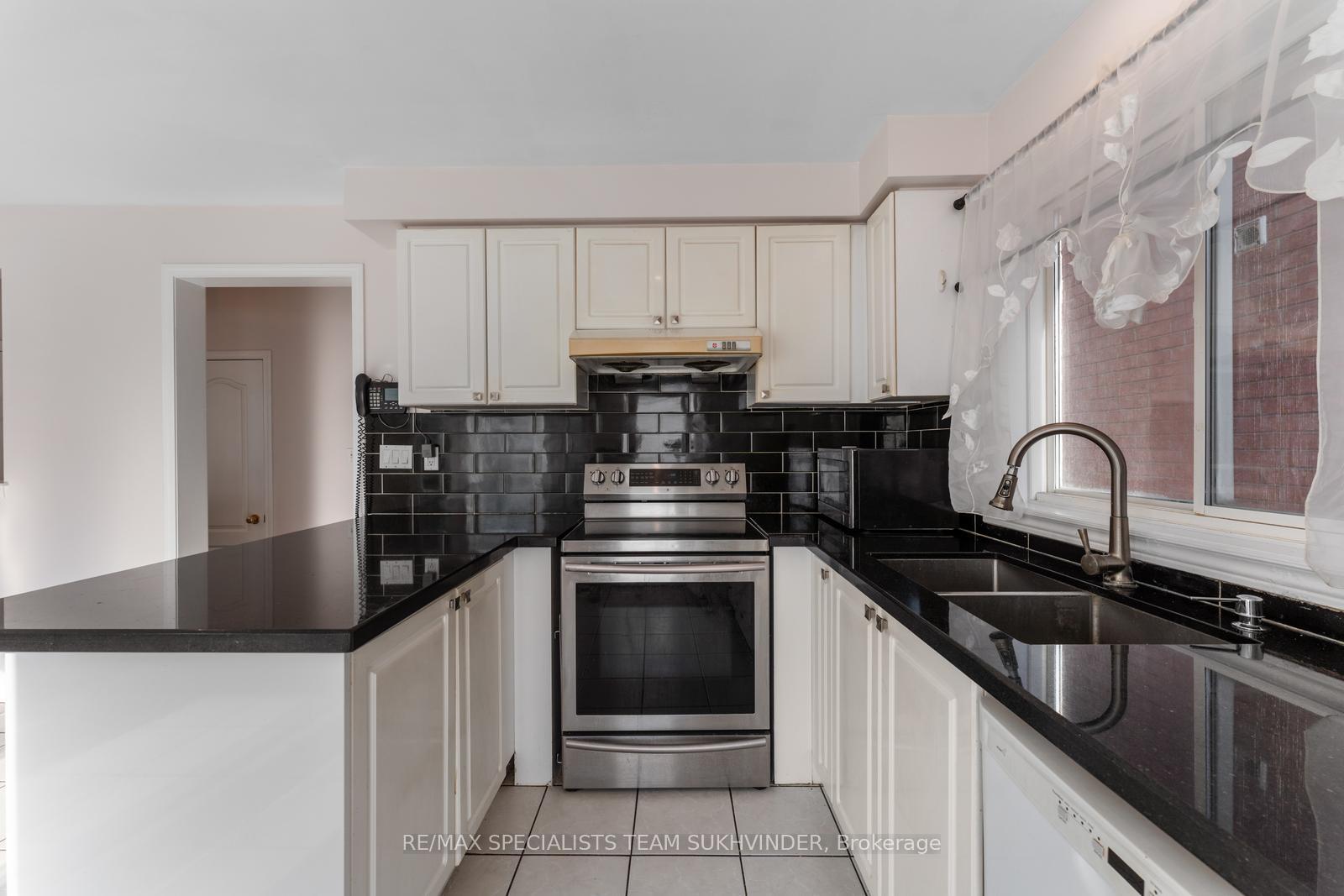 Photo 17 of 14 Tower Bridge Crescent, Markham, Berczy — HOMEH