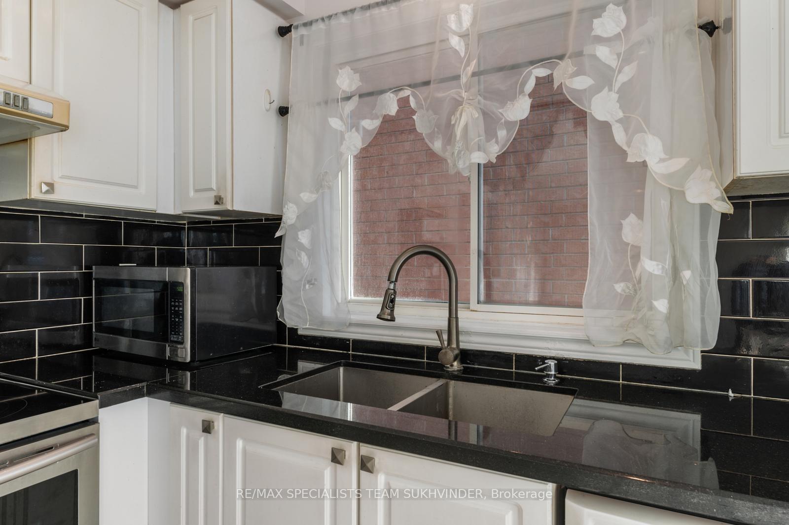 Photo 18 of 14 Tower Bridge Crescent, Markham, Berczy — HOMEH