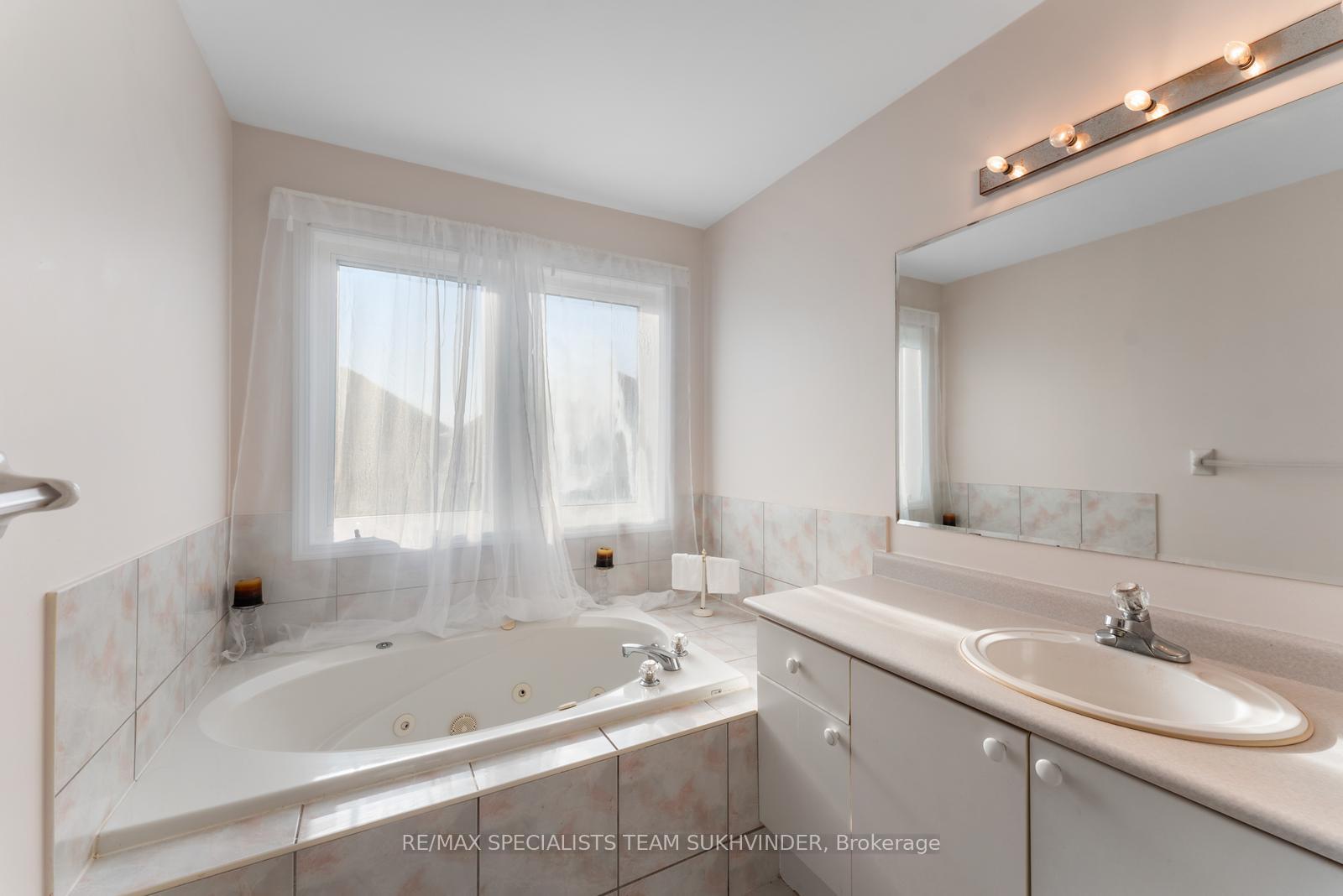 Photo 27 of 14 Tower Bridge Crescent, Markham, Berczy — HOMEH