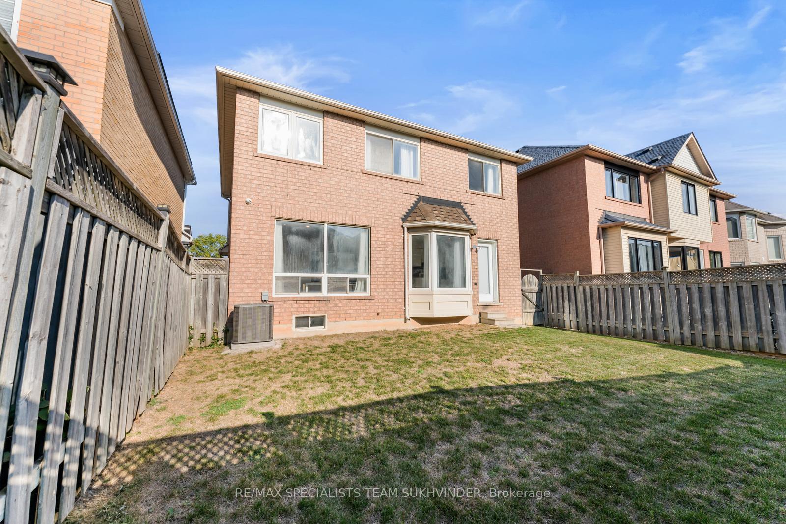Photo 36 of 14 Tower Bridge Crescent, Markham, Berczy — HOMEH