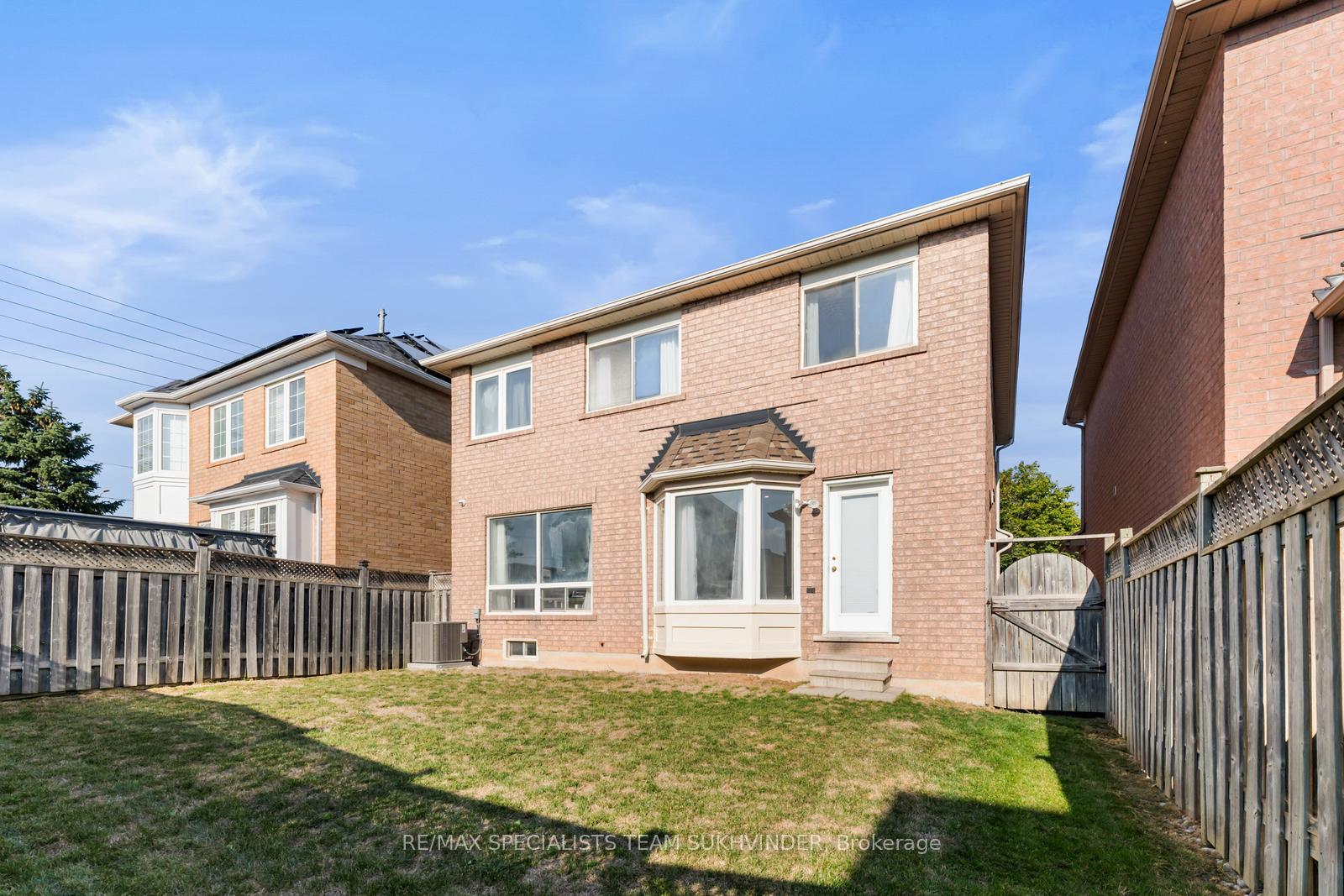 Photo 38 of 14 Tower Bridge Crescent, Markham, Berczy — HOMEH