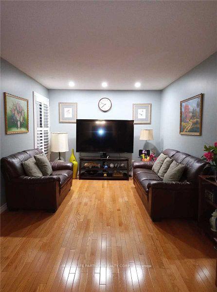 Photo 1 of 122 Douglas Haig Drive, Markham, Middlefield — HOMEH