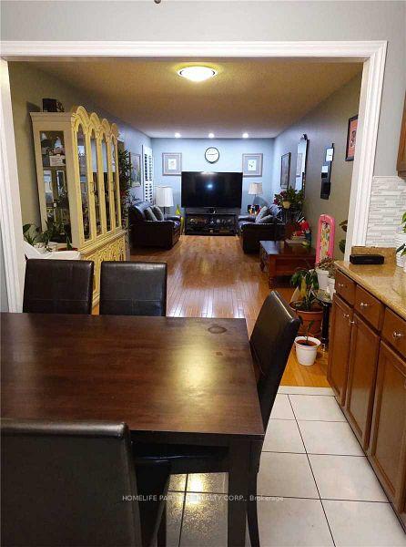 Photo 2 of 122 Douglas Haig Drive, Markham, Middlefield — HOMEH