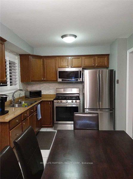 Photo 3 of 122 Douglas Haig Drive, Markham, Middlefield — HOMEH
