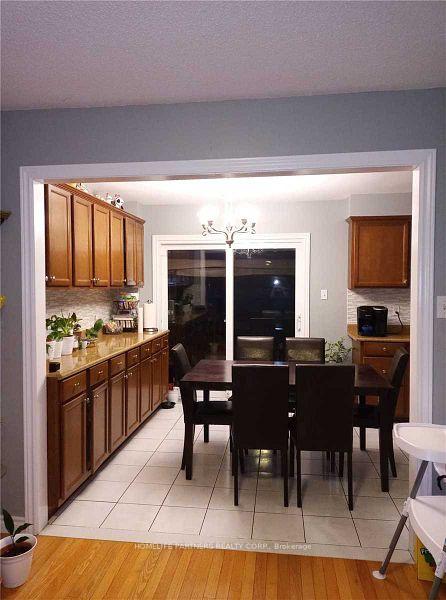 Photo 5 of 122 Douglas Haig Drive, Markham, Middlefield — HOMEH
