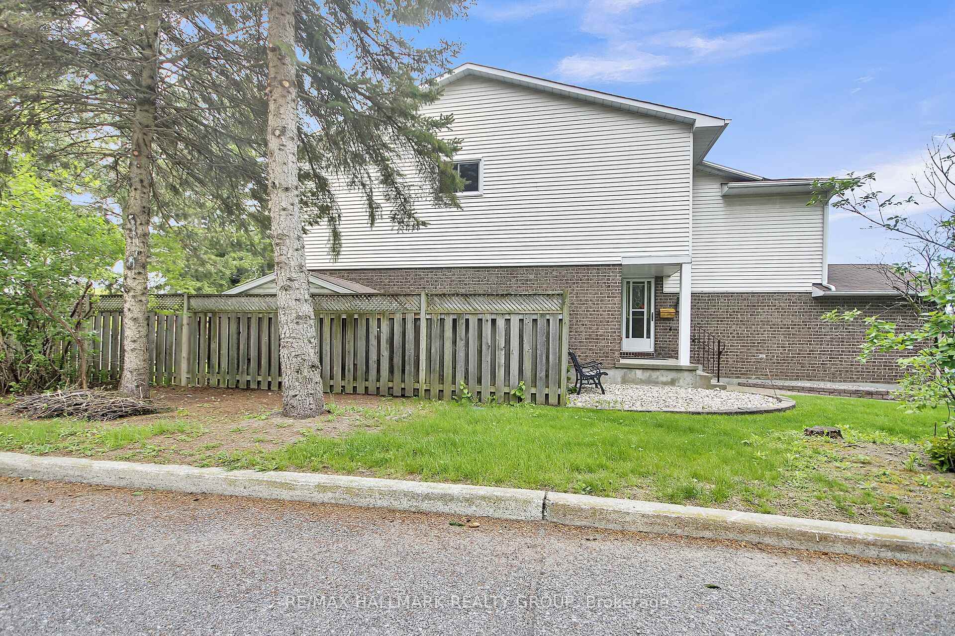 Photo 5 of 20 Palomino Drive, Ottawa, Kanata - Bridlewood — HOMEH
