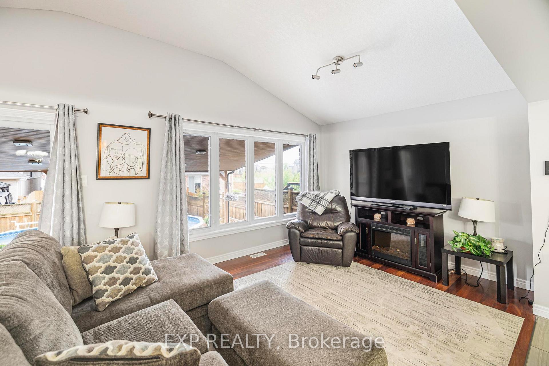 Photo 14 of 345 Thomas Slee Drive, Kitchener — HOMEH