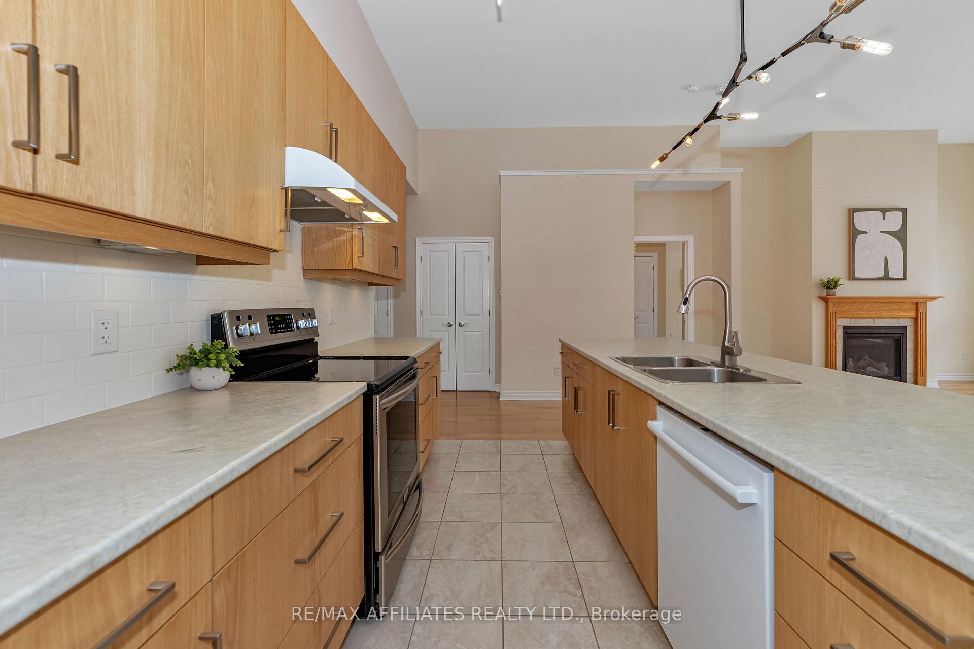 Photo 10 of 527 Ace Street, Ottawa, Kanata - Emerald Meadows/Trailwest — HOMEH