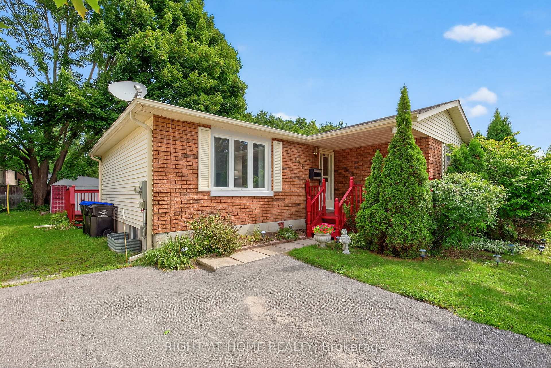 Photo 2 of 688 Bayview Drive, Midland — HOMEH