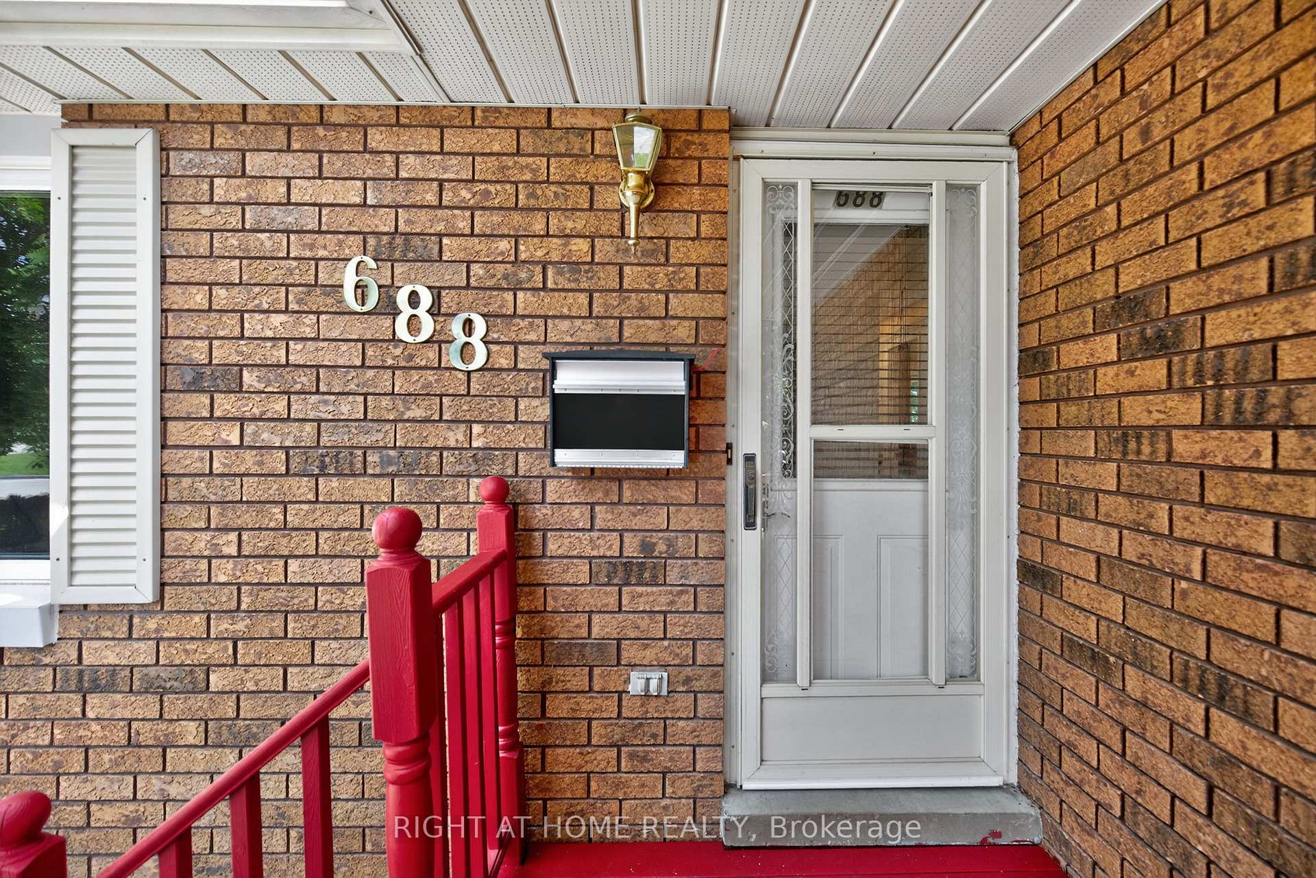 Photo 3 of 688 Bayview Drive, Midland — HOMEH