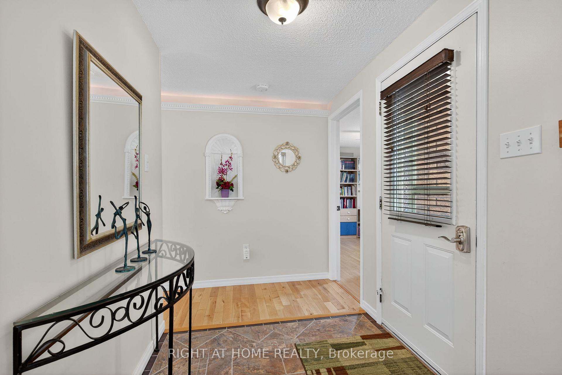 Photo 4 of 688 Bayview Drive, Midland — HOMEH