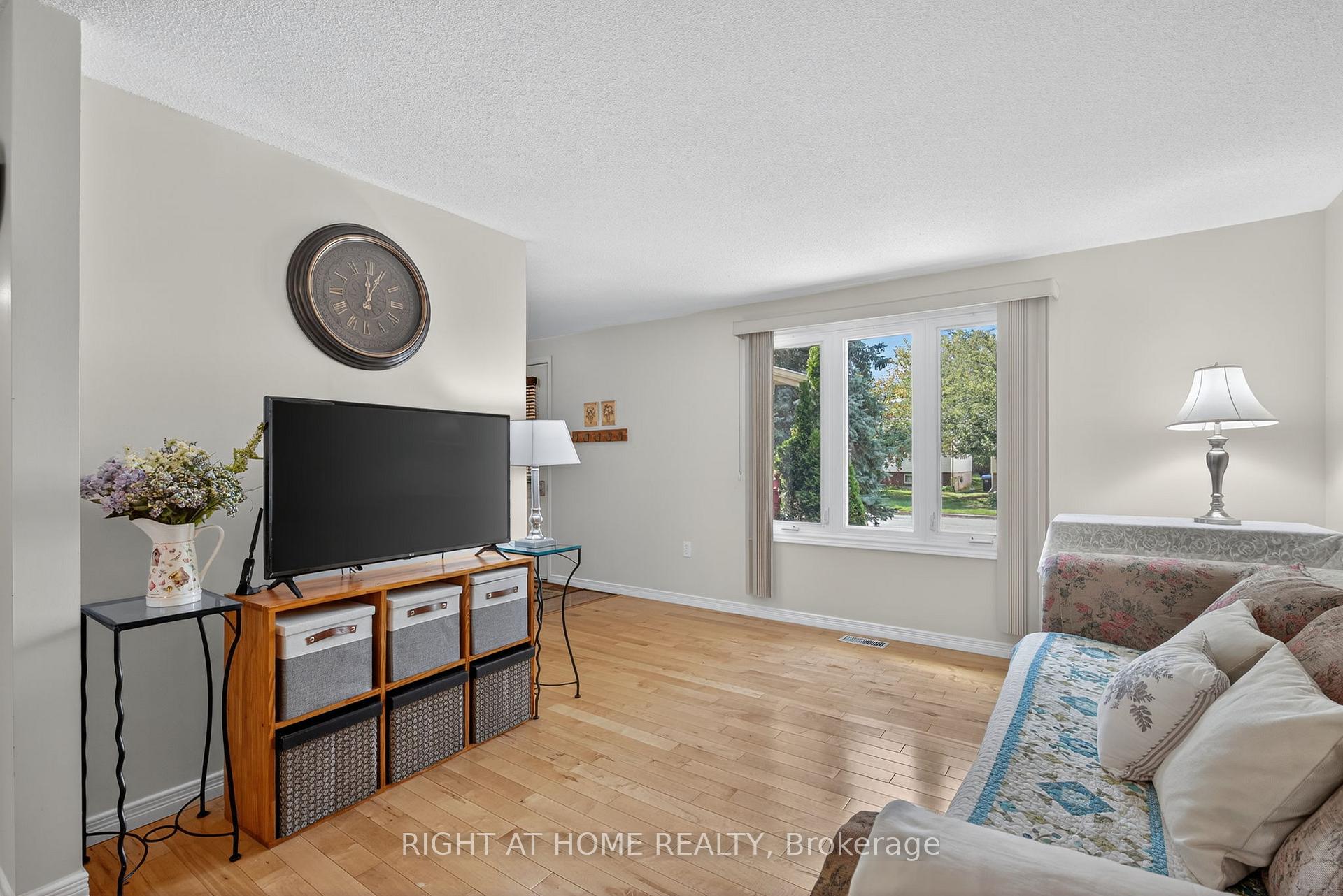 Photo 7 of 688 Bayview Drive, Midland — HOMEH
