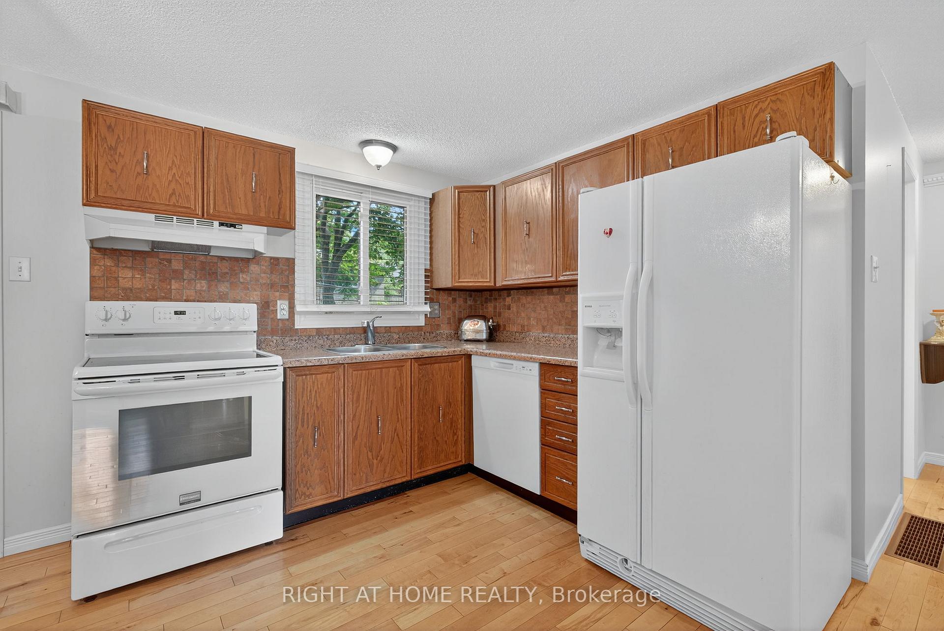 Photo 10 of 688 Bayview Drive, Midland — HOMEH