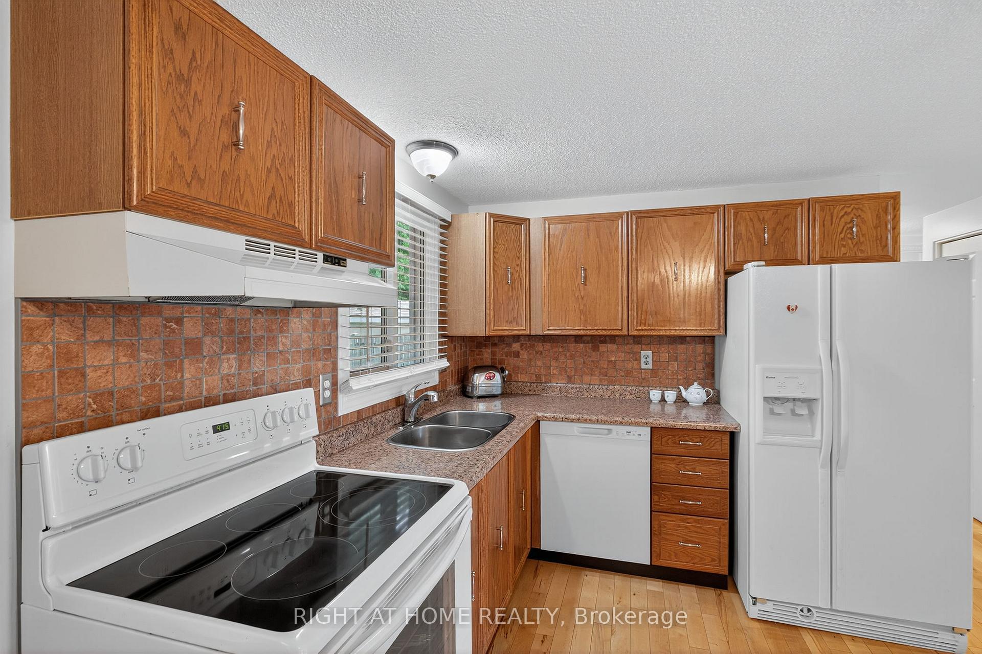 Photo 12 of 688 Bayview Drive, Midland — HOMEH