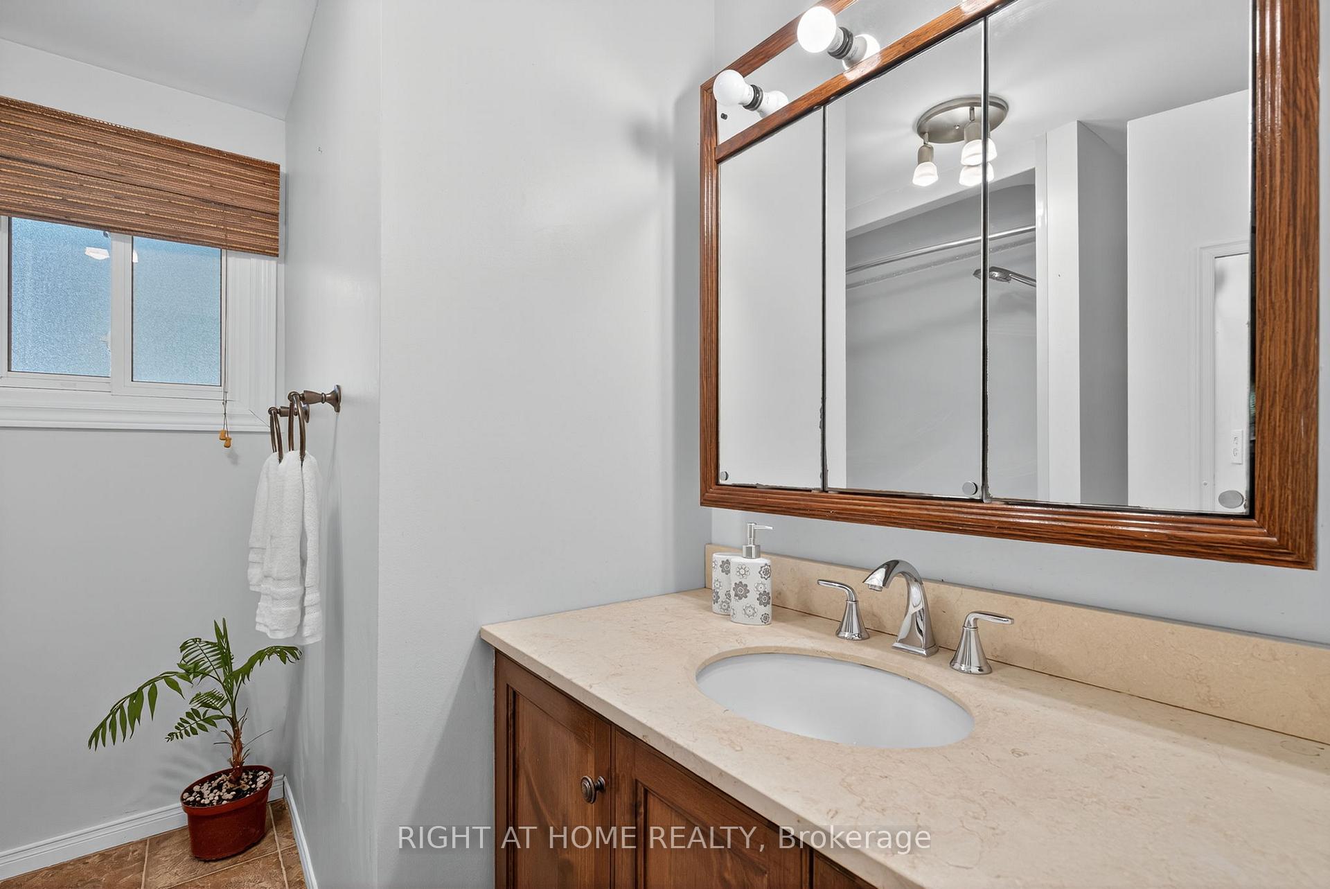 Photo 18 of 688 Bayview Drive, Midland — HOMEH