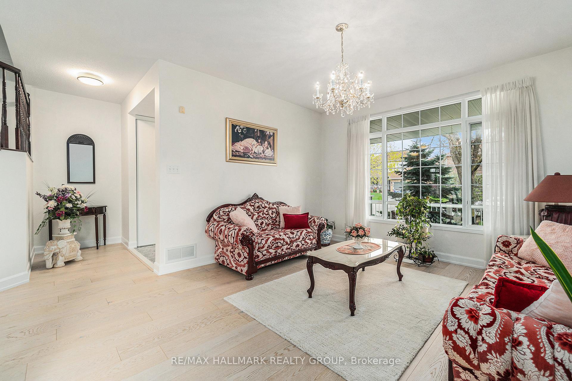 Photo 2 of 8 Apple Creek Crescent, Ottawa, Kanata - Emerald Meadows/Trailwest — HOMEH