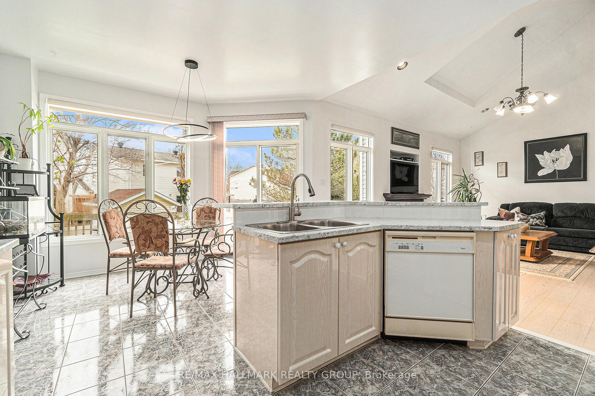 Photo 6 of 8 Apple Creek Crescent, Ottawa, Kanata - Emerald Meadows/Trailwest — HOMEH