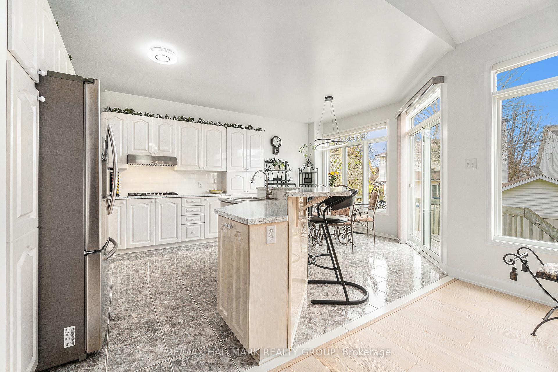 Photo 7 of 8 Apple Creek Crescent, Ottawa, Kanata - Emerald Meadows/Trailwest — HOMEH