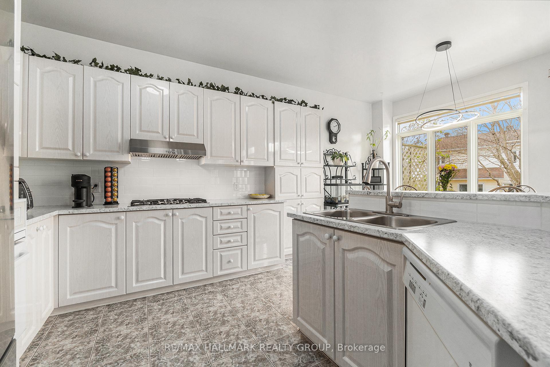 Photo 8 of 8 Apple Creek Crescent, Ottawa, Kanata - Emerald Meadows/Trailwest — HOMEH