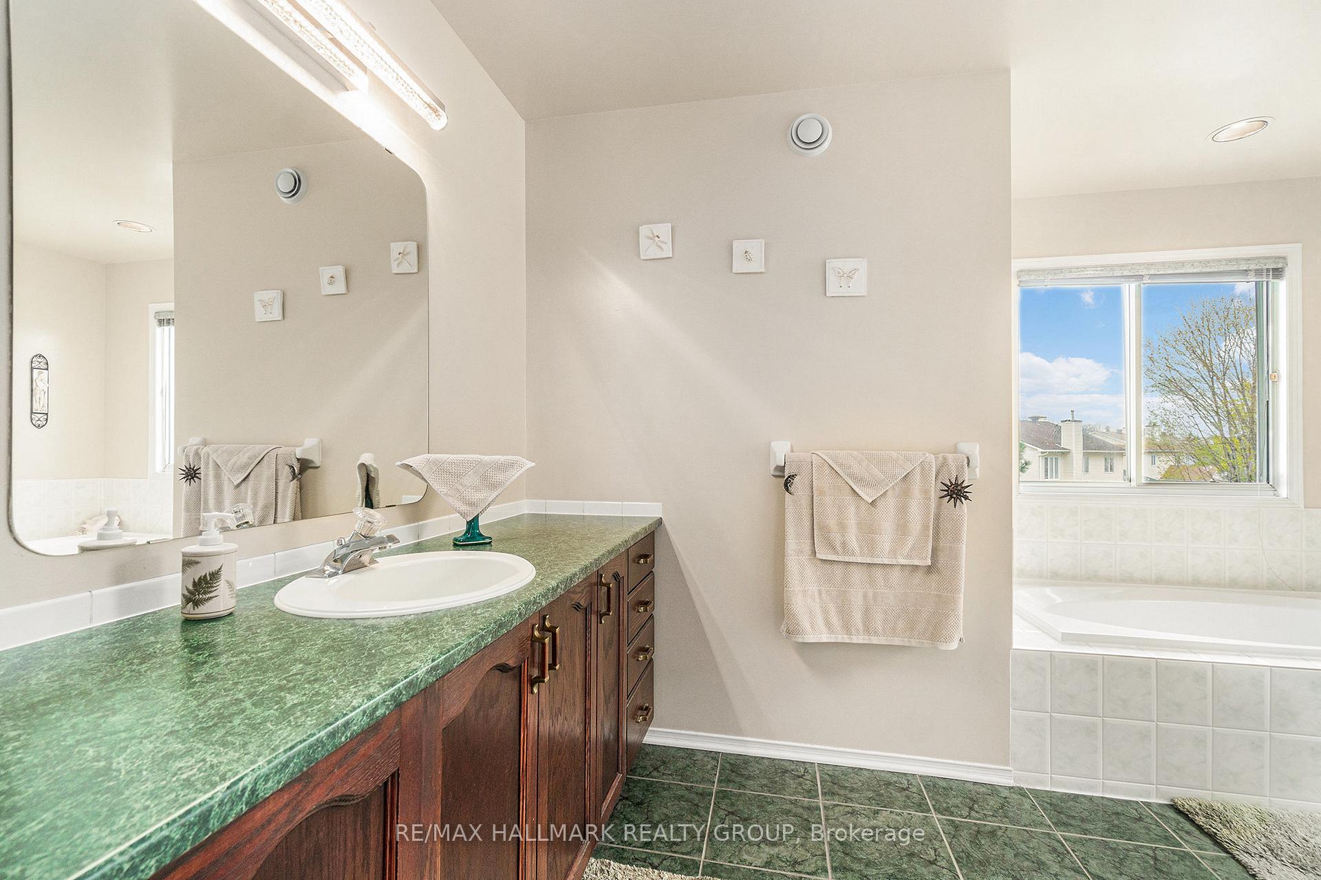 Photo 18 of 8 Apple Creek Crescent, Ottawa, Kanata - Emerald Meadows/Trailwest — HOMEH