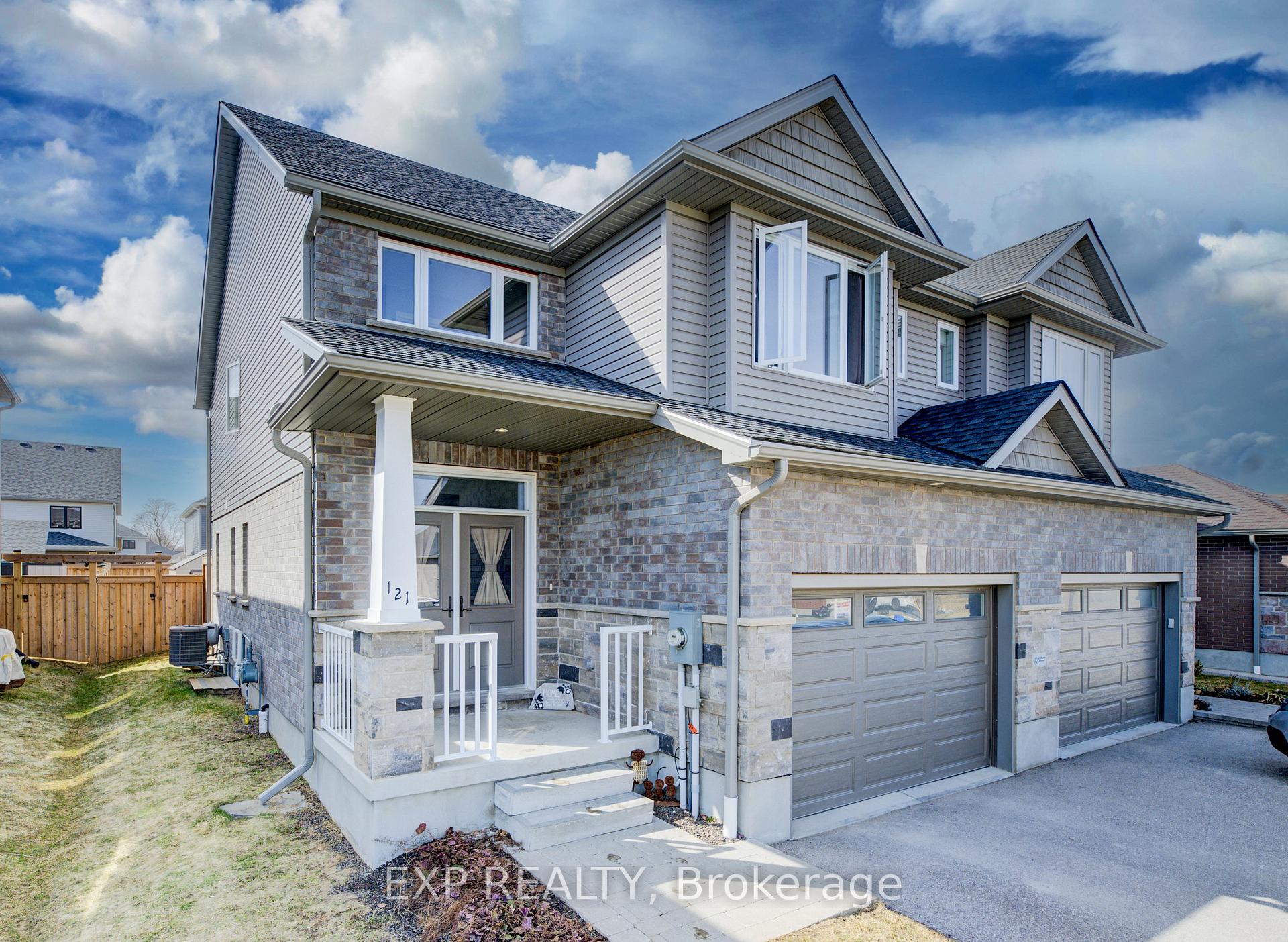 Photo 3 of 121 Bridge Crescent, Minto — HOMEH