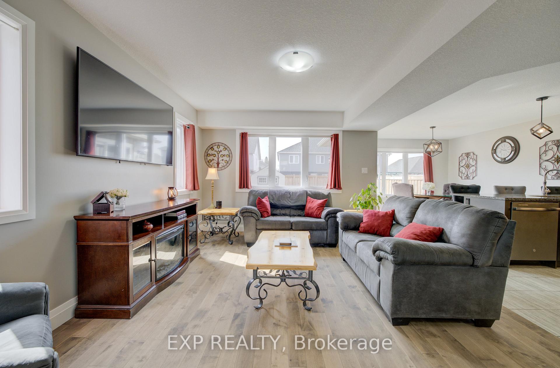 Photo 6 of 121 Bridge Crescent, Minto — HOMEH