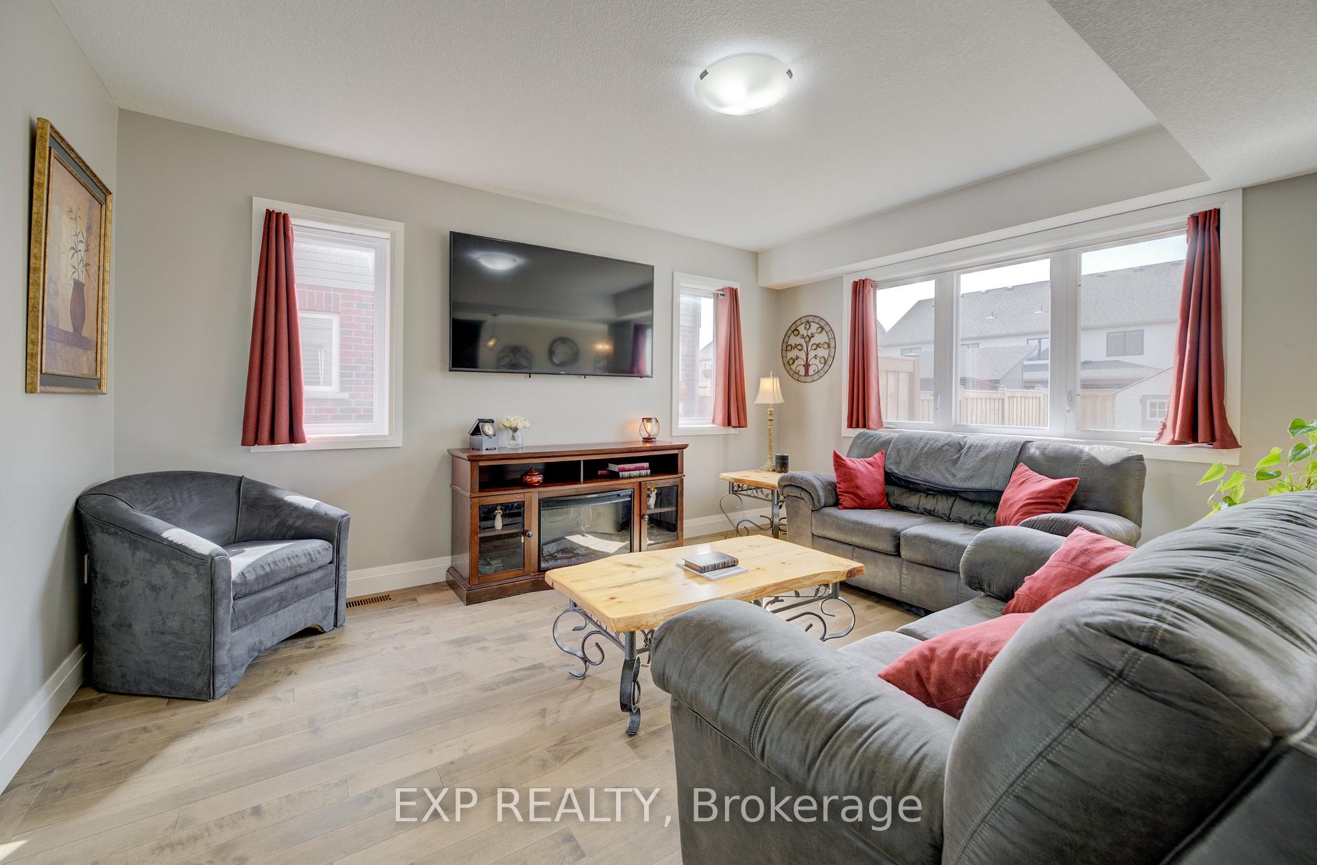 Photo 7 of 121 Bridge Crescent, Minto — HOMEH