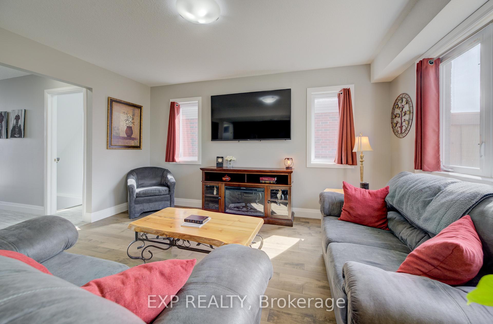 Photo 8 of 121 Bridge Crescent, Minto — HOMEH