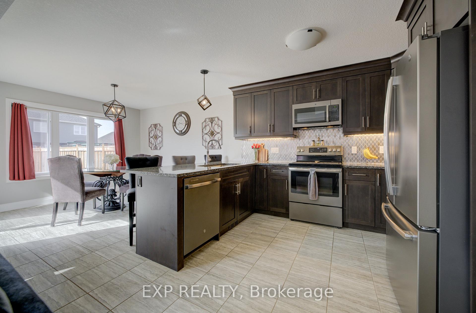 Photo 10 of 121 Bridge Crescent, Minto — HOMEH