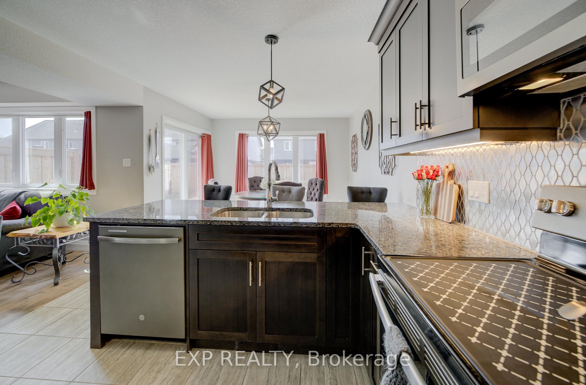 Photo 11 of 121 Bridge Crescent, Minto — HOMEH