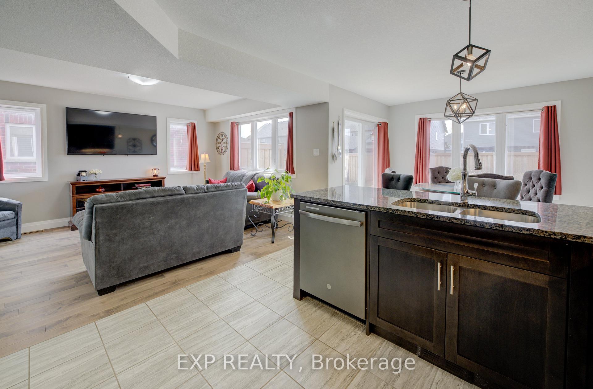 Photo 12 of 121 Bridge Crescent, Minto — HOMEH
