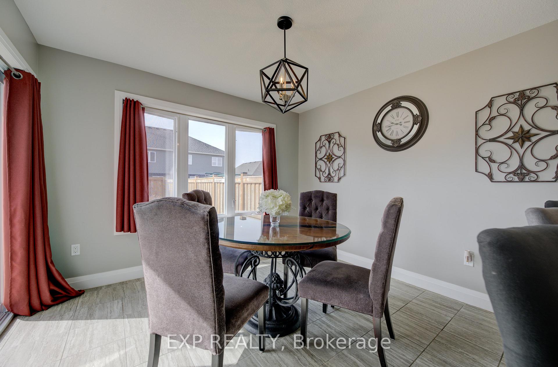 Photo 13 of 121 Bridge Crescent, Minto — HOMEH