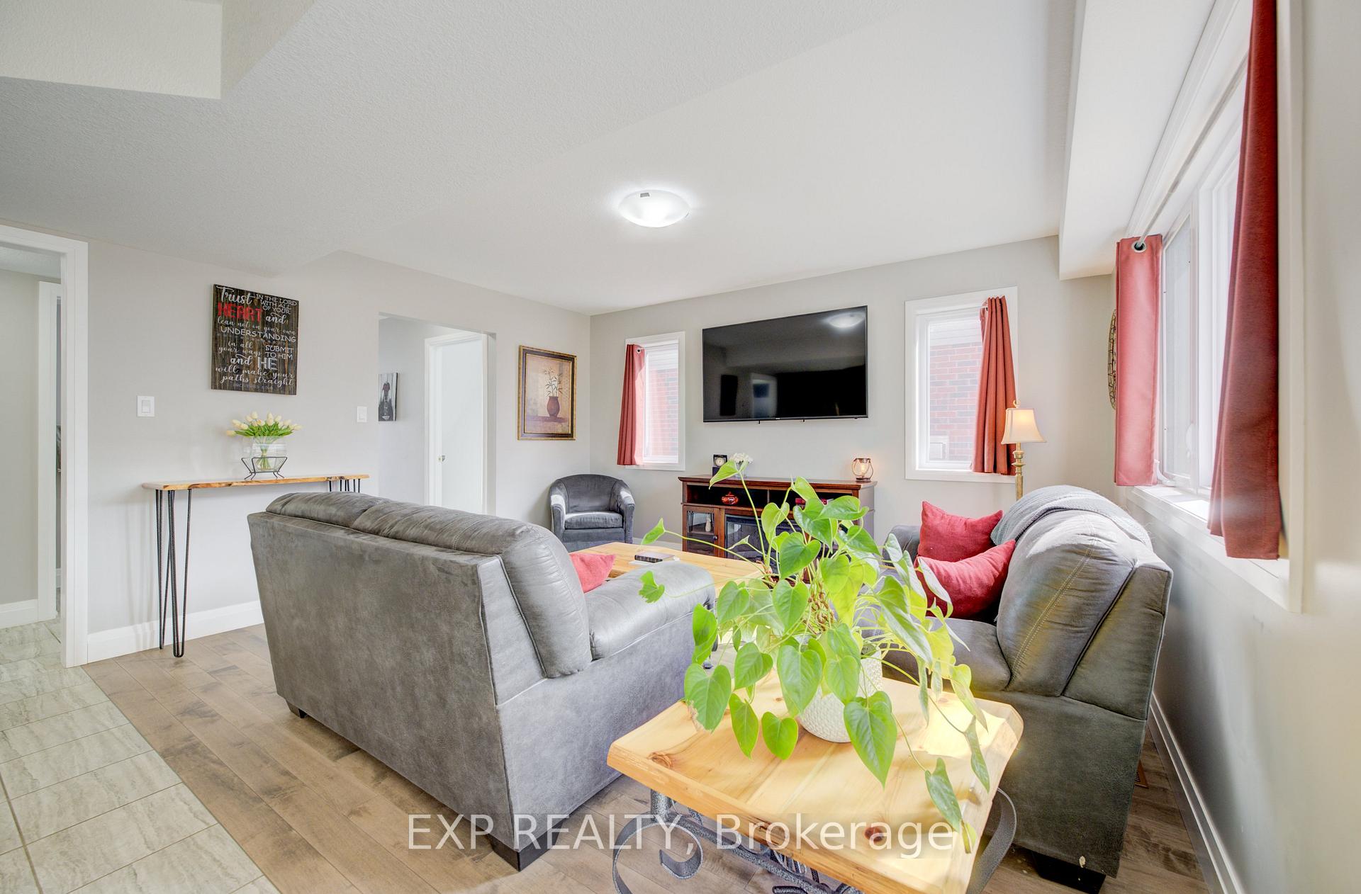 Photo 15 of 121 Bridge Crescent, Minto — HOMEH