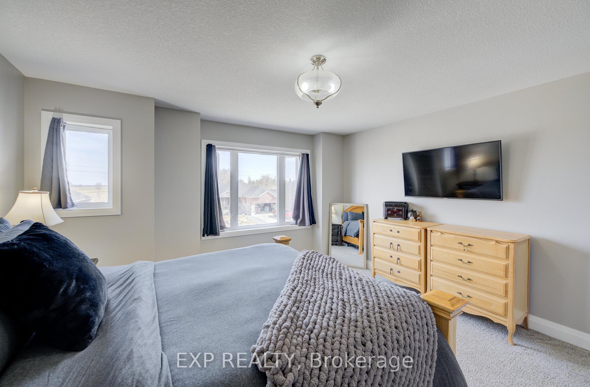 Photo 20 of 121 Bridge Crescent, Minto — HOMEH