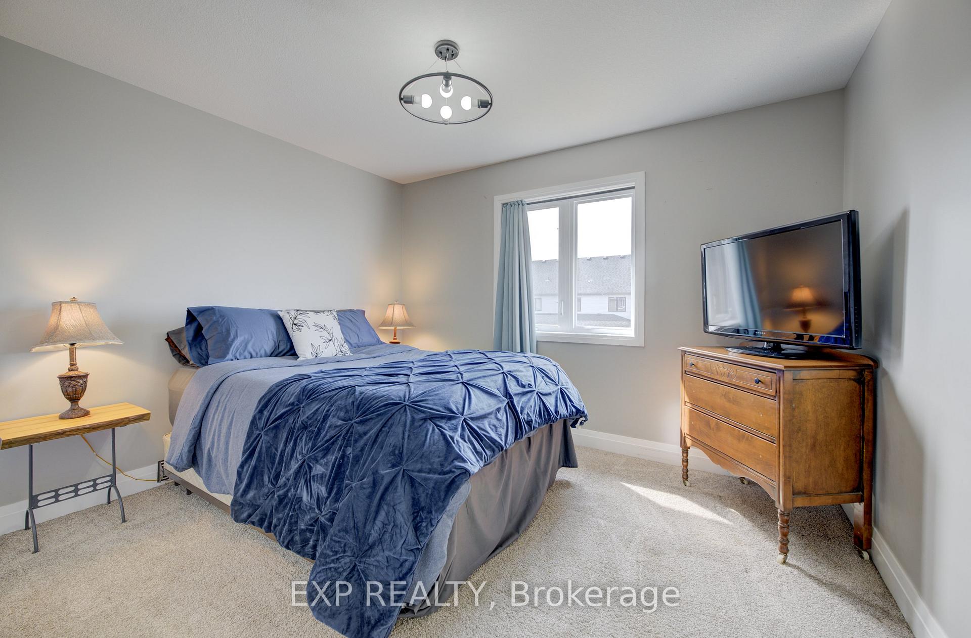 Photo 23 of 121 Bridge Crescent, Minto — HOMEH