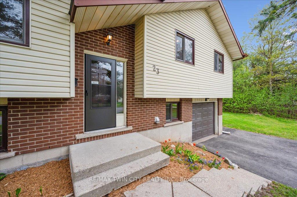 Photo 3 of 23 Black Walnut Drive, Kitchener — HOMEH