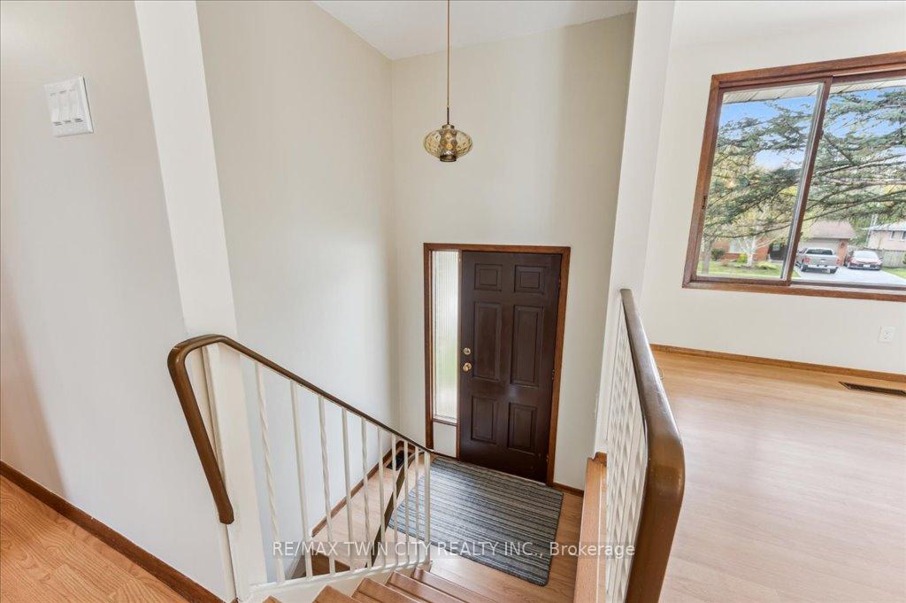 Photo 5 of 23 Black Walnut Drive, Kitchener — HOMEH