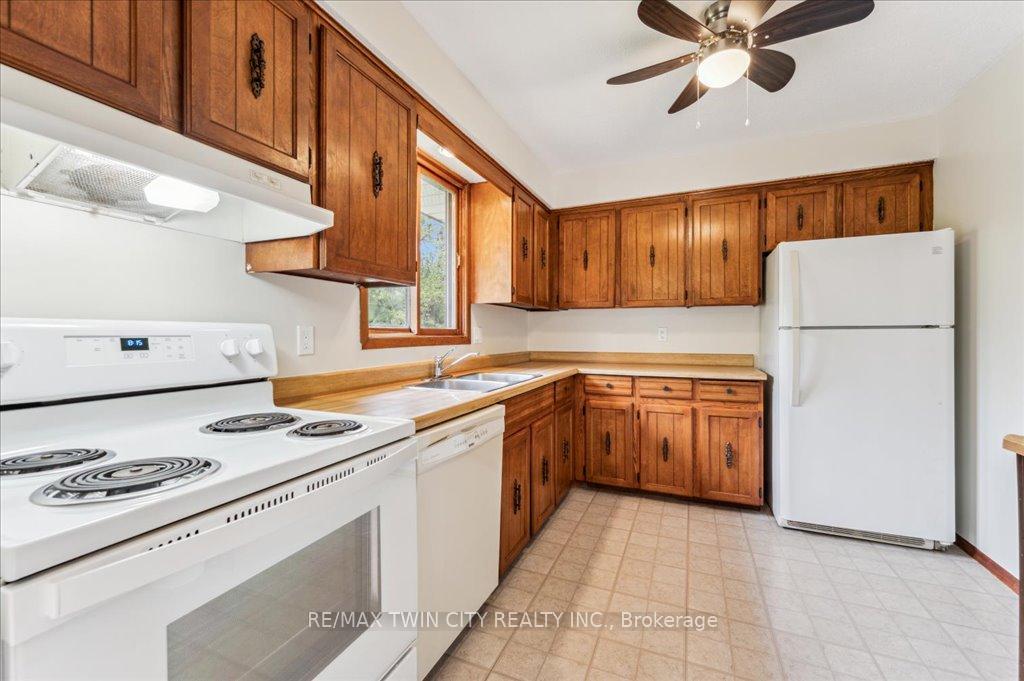 Photo 10 of 23 Black Walnut Drive, Kitchener — HOMEH