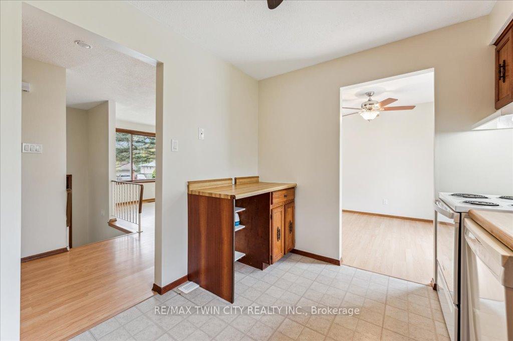 Photo 12 of 23 Black Walnut Drive, Kitchener — HOMEH