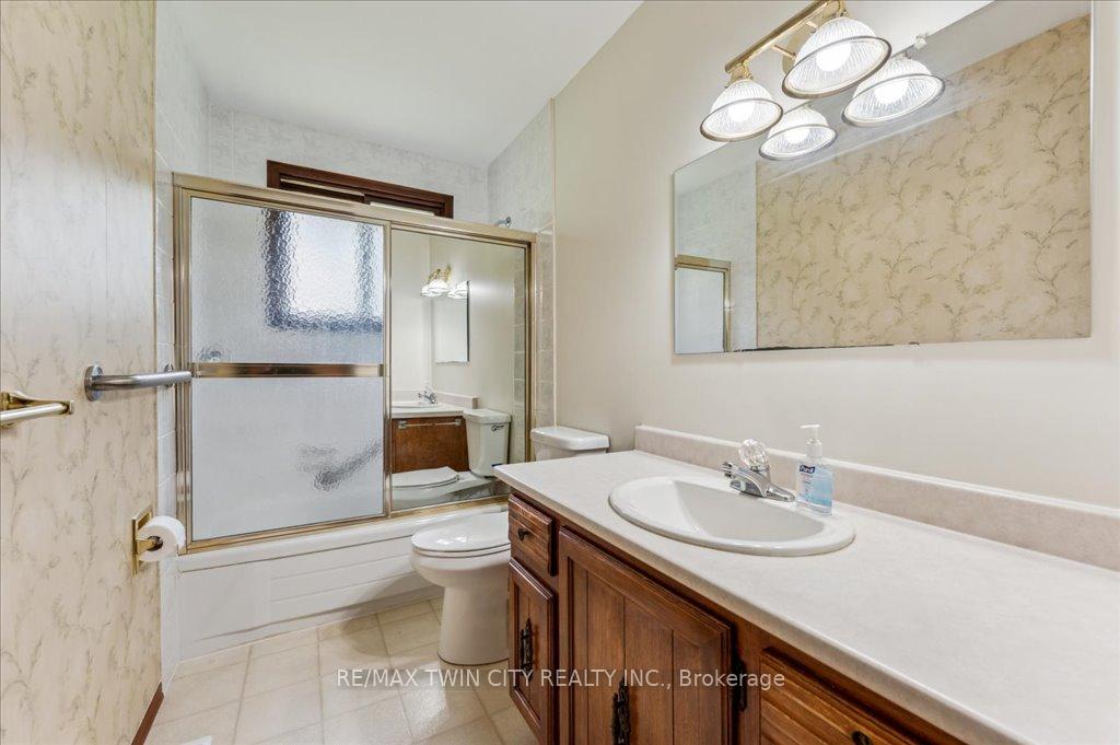 Photo 13 of 23 Black Walnut Drive, Kitchener — HOMEH