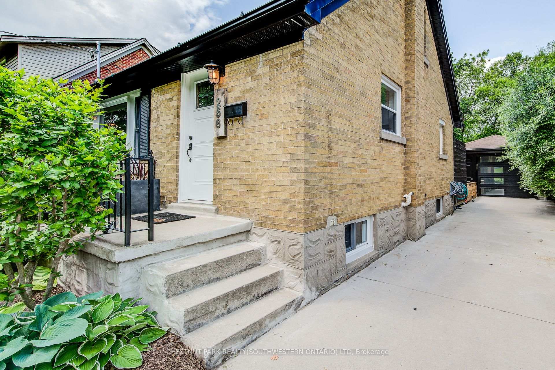 Photo 2 of 256 Mansion Street, Kitchener — HOMEH