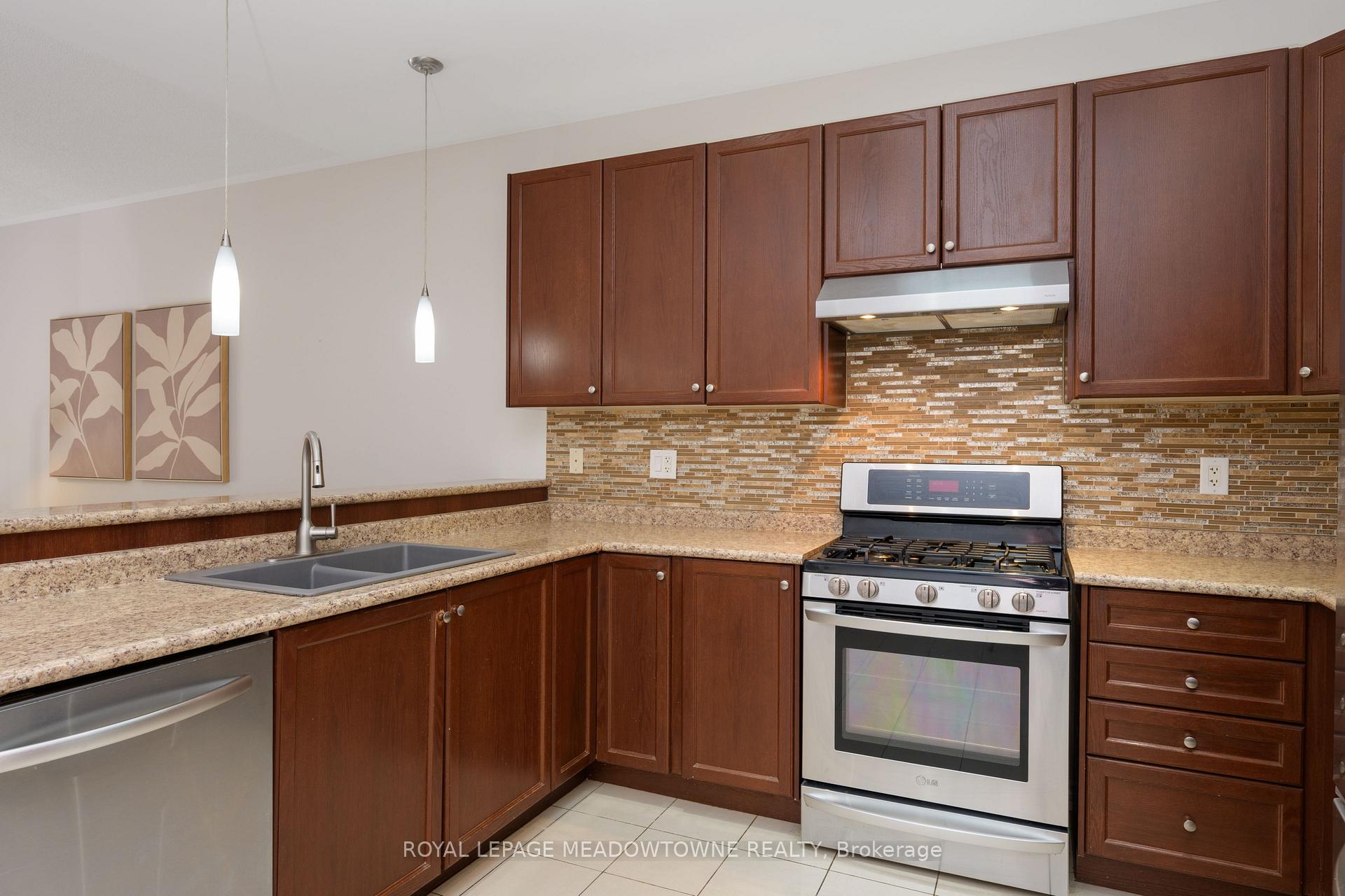 Photo 19 of 195 Minto Crescent, Milton, Willmott — HOMEH