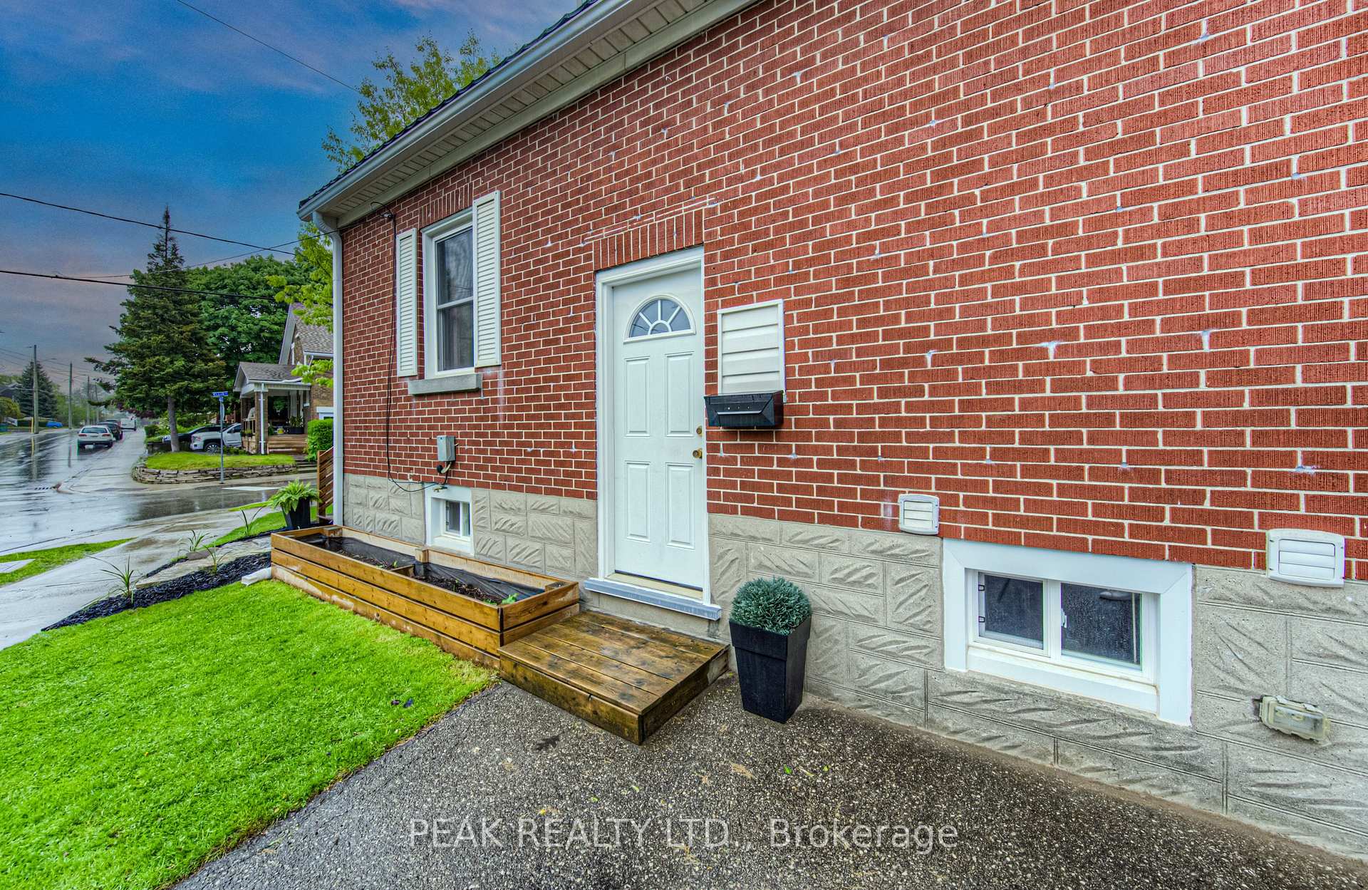 Photo 5 of 19 Ellis Avenue, Kitchener — HOMEH